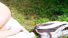 Faen ja! Tynne jomfru tenåringer 18+ fanget i første utendørs lesbisk sex etter college!