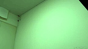 Porjavljena japonska deklica se preobleče v spodnje perilo in kratke hlače