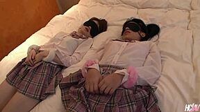 従順なアジア美女チハルとヒカリとの激しい3Pクリームパイ