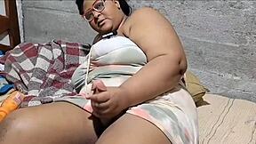 Futanari - enteado ajuda seu madrasta a se masturbar