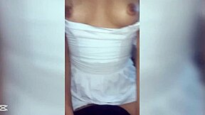 Eu vejo a garota de 18 anos praticando cavalgada