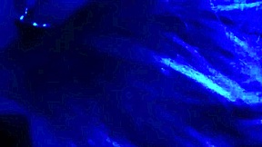 Jeg tog min slave med til natklubben for sløret facefuck, ballerlik og blowjob i mørket