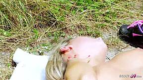 Hell Yeah! Dunne maagd 18+ betrapt bij eerste buiten lesbische seks na college!