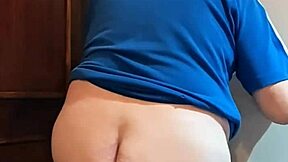 zea812 shows off her ass in crossdressing update