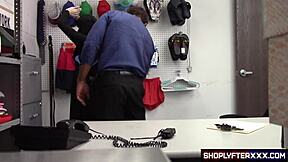 שומר אבטחה ג'סטין מגנום מתעמת עם טין 18+ דלילה דיי, מראה לה סרטון שלה גונבת תחתונים, ואז היא רוכבת עליו קאוגירל לקרימפי