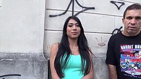 Corno convida estranho na rua para comer sua mulher e ele assiste