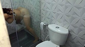 Veo a mi madrastra disfrutar de su delicioso coño parte 1?