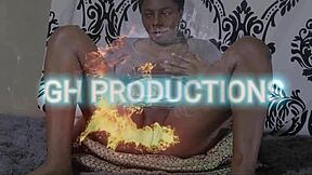 Královna Sexy používá růžový lush hračku, aby její mokrá růžová kundička intenzivně stříkala