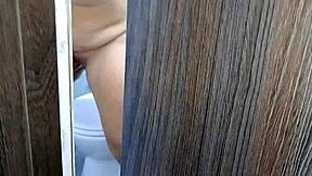 Veo a mi madrastra disfrutar de su delicioso coño parte 1?