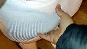 Wenezuelska milfa z krągłą dupą w czerwonych stringach drażniona pieniędzmi na seks część 1.