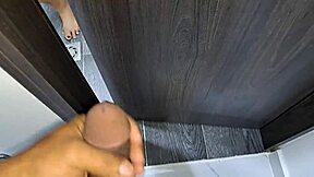 Veo a mi madrastra disfrutar de su delicioso coño parte 1?