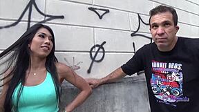 Corno convida estranho na rua para comer sua mulher e ele assiste