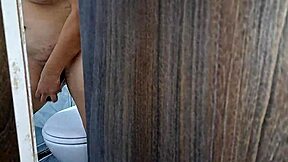 Veo a mi madrastra disfrutar de su delicioso coño parte 1?