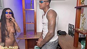 Botei meu vizinho pra me chupar e a namorada dele tambem