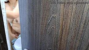 Veo a mi madrastra disfrutar de su delicioso coño parte 1?