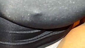 Venezuelská milf s křivým zadkem v červeném tangách se nechá dráždit penězi za sex v části 1