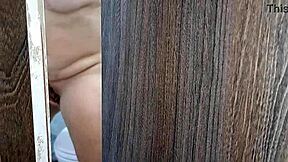 Veo a mi madrastra disfrutar de su delicioso coño parte 1?