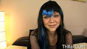 Kvinde bøjet forover får ansigtsudløsning