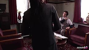 Adolescente Japonesa 18+ Secretária de Óculos Seduz Velho para Chupar Pau Gordo no Escritório