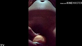 Solita en casa jugando con el amigo, exploring solo fun.