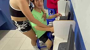 मैच्योर एग्जीबिशनिस्ट कपड़े फाड़कर गीली चूत चाटते साइबर चुदाई में