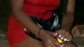 estava na rua encontrei uma mulher brigando com namorado e ela tirou sua calcinha para mostrar sua bocetinha fiquei louco arrumando