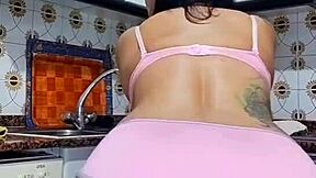 Blues s malým pásom 18+ a veľkým zadkom používa hračky pre teba