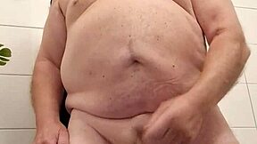 늙은 남자 Chris가 스웨덴 스타일로 더러운 말을 해