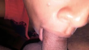 Mi hermanastra me chupa el pene muy lento y me saca toda la leche con sus manitos suaves