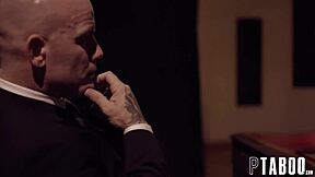 Jill Kassidy juega el rol de secretaria