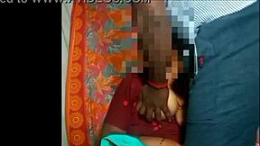 מורה הודית מנשקת בתשוקה את התלמידה בחוץ בסטינג אמטורי