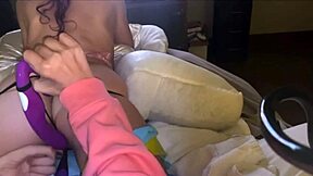 Chica joven en lencería deja que el chico juegue audazmente con su coño afeitado usando vibrador dildo