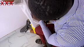 szép lány fizet a puncijával az iskolában