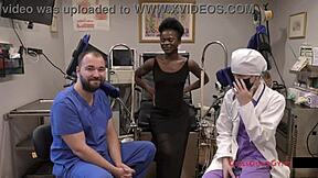 Hey, Rina Arem doğal göğüslerini kulislerde utanç verici şekilde titreterek orgazm için