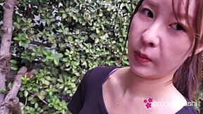 Sesso selvaggio in bagno pubblico con bellezza succosa dalla vita stretta!