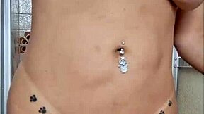 deixando tudo pronto pra receber macho no banheiro