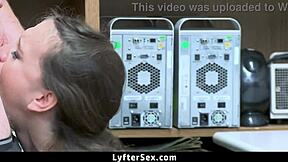 ロスプリベンションオフィサーがティーン18+の服盗みを捕まえる