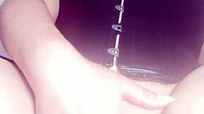 Mi madrastra es mi puta masturbando culo y coño