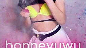 Bonneyuwu dances in her white skirt cutely.