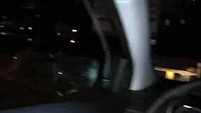 الخليلة السابقة تعطي بلوب جوب في السيارة وهي تقود