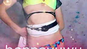 Bonneyuwu dances in her white skirt cutely.