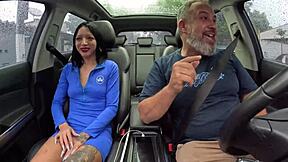 ליביה פארק דבוטה עירומה במכונית נותנת כוס