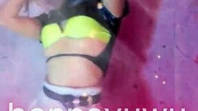 Bonneyuwu dances in her white skirt cutely.