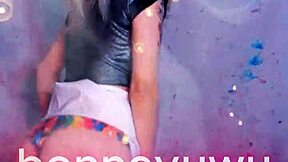 Bonneyuwu dances in her white skirt cutely.