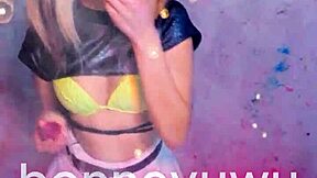 Bonneyuwu dances in her white skirt cutely.