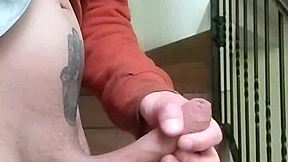 me masturbo en las gradas mientras la vecina habla en el garage