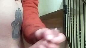 me masturbo en las gradas mientras la vecina habla en el garage