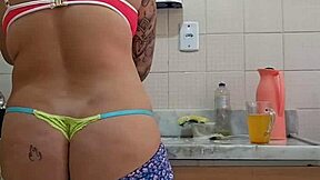 Quero uma rola bem grossa penetrando minha buceta enquanto eu lavo a louça