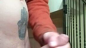 me masturbo en las gradas mientras la vecina habla en el garage