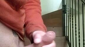 me masturbo en las gradas mientras la vecina habla en el garage